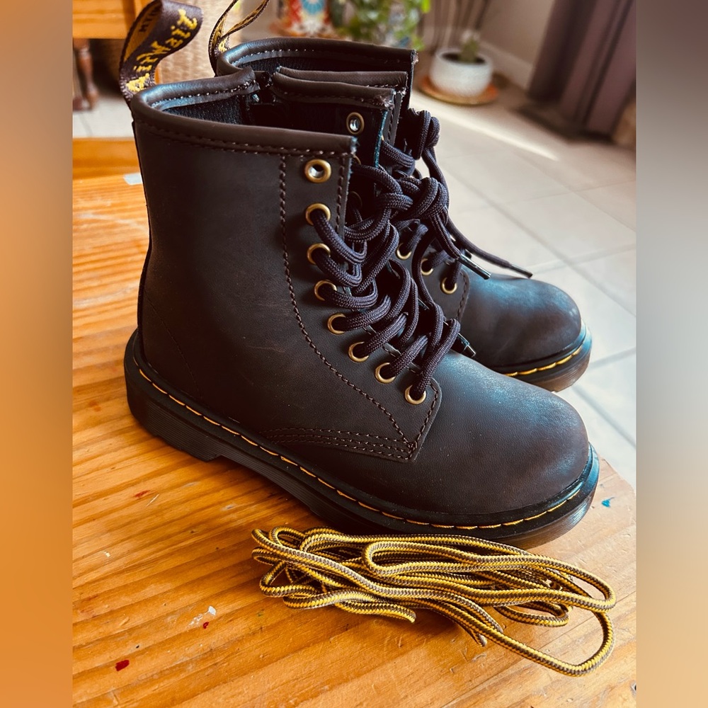 Dr. Martens. Dark brown. Comes with 2 lace options. Size 12c.
Great condition!